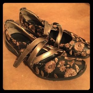 ✨5/$25✨ Brown Embroidered Flats